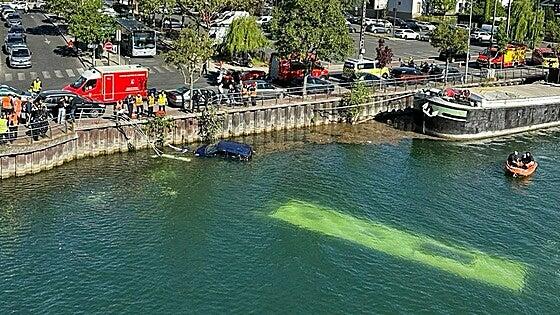 Un autobús urbano se precipita al río Sena con pasajeros y queda totalmente sumergido