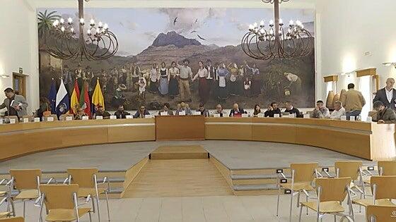 La oposición abandona el pleno de Santa Lucía al grito de «cacicada» y «situación dantesca»