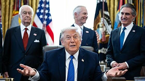 Trump anuncia que subirá los aranceles a coches y camiones de la Unión Europea al 25%