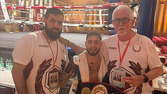 Enorme Samuel Carmona, que revalida la corona de la WBA