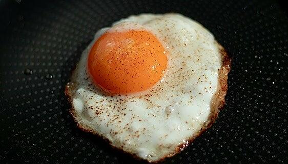 Freír huevos es de valientes: trucos infalibles para no salir salpicado