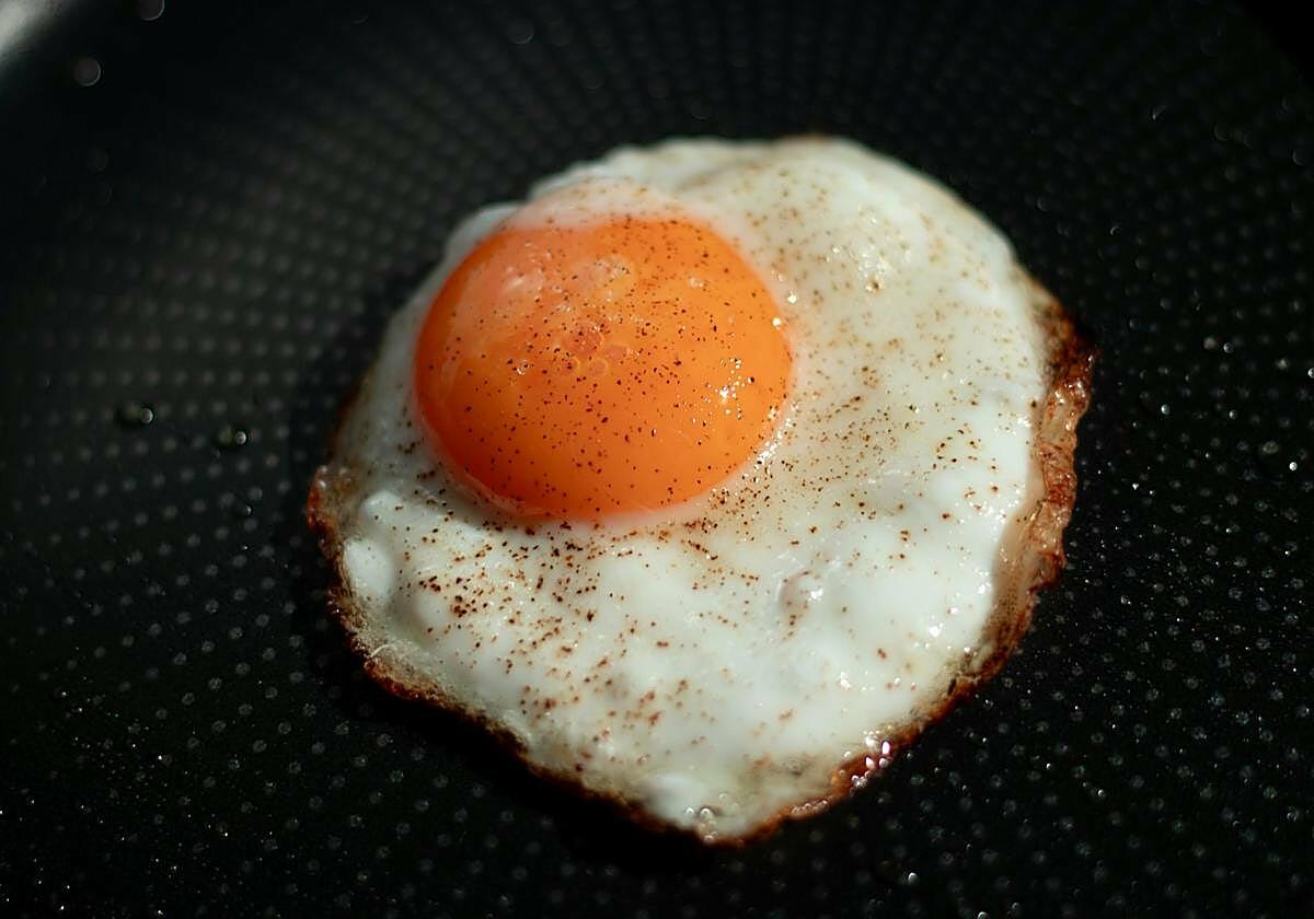 Freír huevos es de valientes: trucos infalibles para no salir salpicado