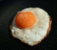 Freír huevos es de valientes: trucos infalibles para no salir salpicado