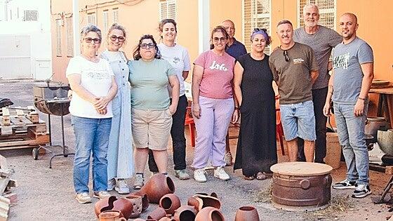 Del barro al fuego en el curso de alfarería de Pájara
