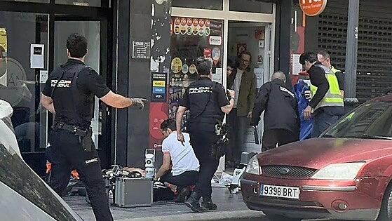 Un joven muere acuchillado en plena calle tras una discusión por la limpieza de la barbería en Valencia
