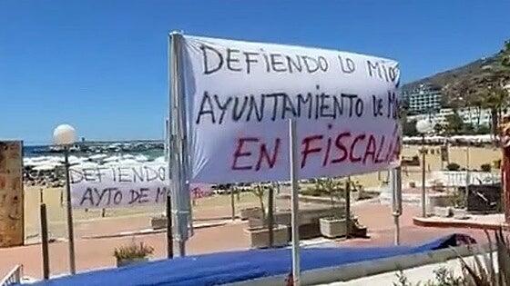 Pancartas contra el cierre de restaurantes en el frente marítimo de Puerto Rico