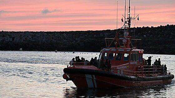 Salvamento Marítimo rescata a 97 personas a bordo de un cayuco cerca de El Hierro