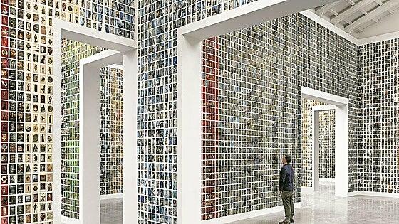 50.000 postales turísticas empapelan el pabellón de España en la Bienal de Venecia