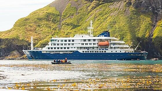 Llamada de auxilio desde el crucero: «Dos tripulantes siguen precisando atención médica urgente»
