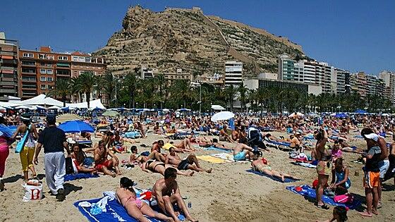 El repunte de turistas por la guerra «suavizará» el impacto del conflicto en la economía española