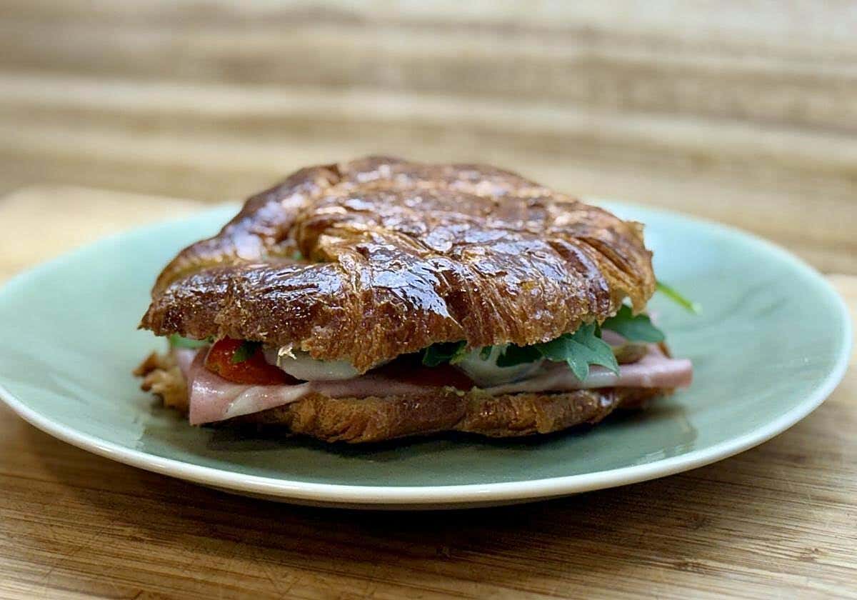 Esta receta de croissant caramelizado con burrata y mortadela lo cambia todo