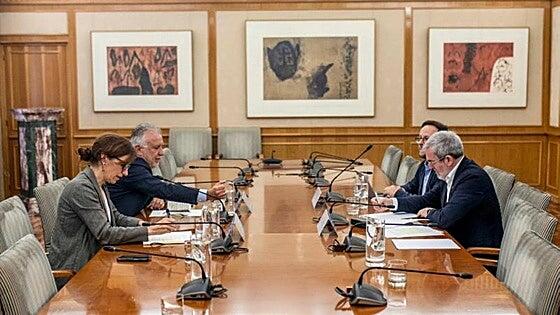Una reunión de Clavijo con García y Torres calma la tensión entre Canarias y el Estado