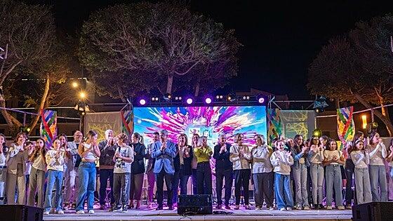 Un viaje a la memoria de la escuela emociona a varias generaciones en el pregón de las fiestas de El Tablero