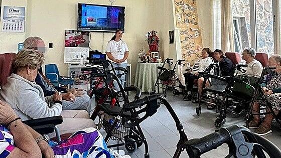 Eva Pascual, a personas mayores en Maspalomas: «Tenemos que aprender a ser libres de amar»