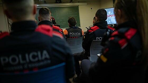 Nueva crisis entre mossos y maestros por la infiltración de dos agentes en una asamblea sindical