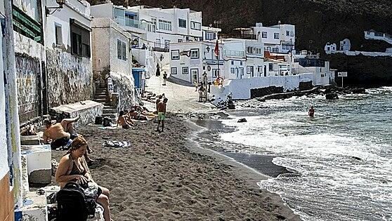 La playa de Tufia se queda sin ducha