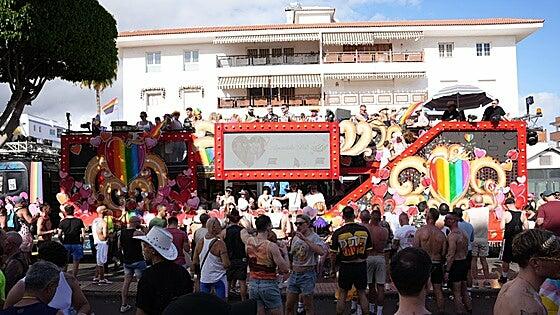 El Desfile de Carrozas de Maspalomas Pride toma las calles de Playa del Inglés