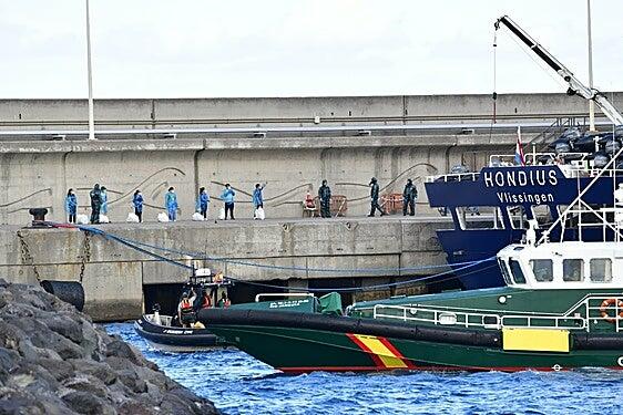 «Misión cumplida»: el crucero con hantavirus zarpa de Granadilla tras atracar para desembarcar a los 28 últimos pasajeros