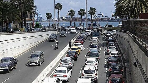 Importantes retenciones en Las Palmas de Gran Canaria tras el choque entre un camión y un coche en el Julio Luengo