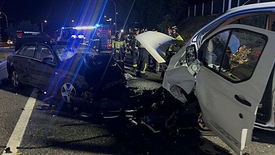 Cuatro heridos, tres de ellos graves, por un choque frontal en Madrid entre una furgoneta y un coche que huía de la Policía