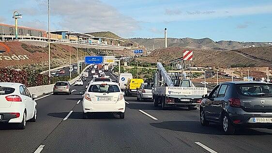 Colisión en cadena entre tres coches y una guagua escolar en la GC-1