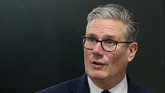 El primer ministro británico, Keir Starmer, se niega a dimitir pese a la presión de su gabinete