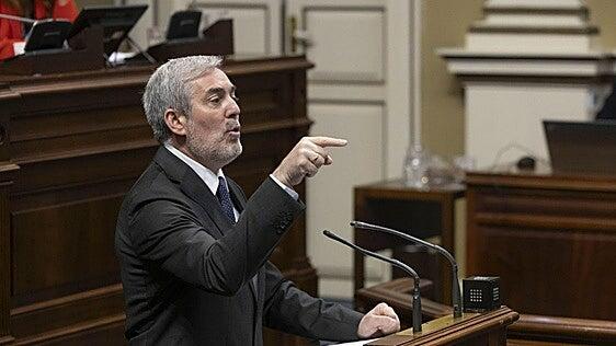 Clavijo insiste en la ocultación de datos y la oposición le afea que no rectifique