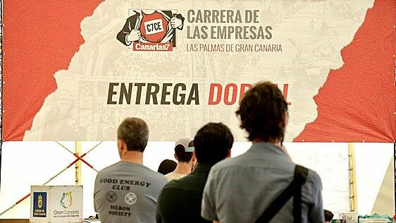Los participantes de la CANARIAS7 Carrera de las Empresas recogen sus dorsales en el CC Las Arenas
