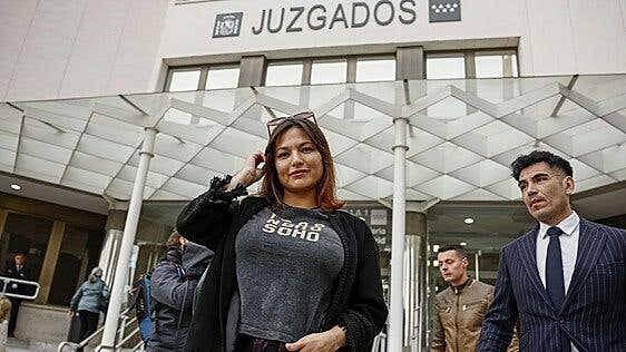 Mouliaá vuelve a denunciar a Errejón y revela que la Policía intervino su tienda de cannabis