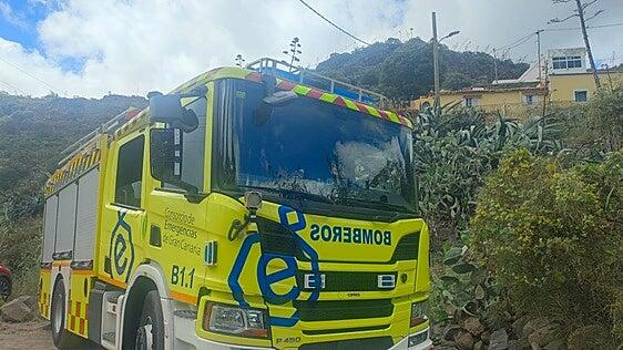 Un hombre herido es evacuado por un helicóptero de emergencias en el barranco de Los Cernícalos