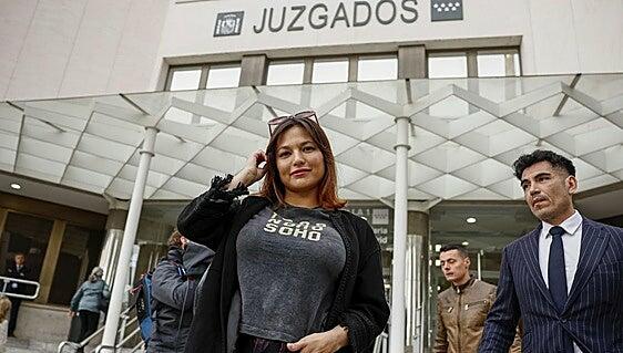 El juez avisa a Mouliaá de que será detenida si no comparece por la querella de Errejón