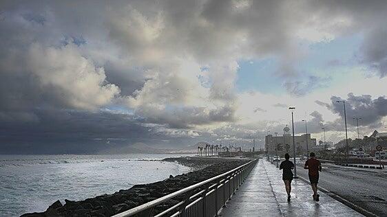 Canarias espera cielos nubosos y precipitaciones débiles este domingo
