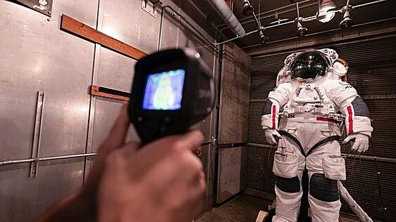 Los trajes espaciales ponen en duda el viaje a la Luna de 2028