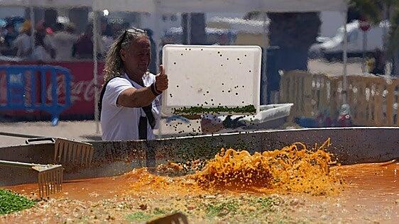 Así se hizo la paella gigante con la que disfrutó El Tablero
