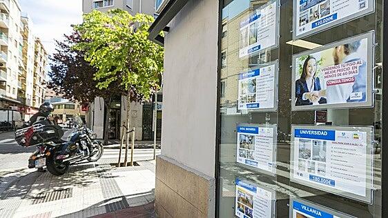 La compraventa de viviendas pisa el freno en el primer trimestre ante la falta de oferta