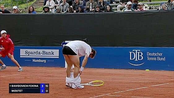 Corentin Moutet, el chico malo del tenis mundial, se baja los pantalones en pleno partido