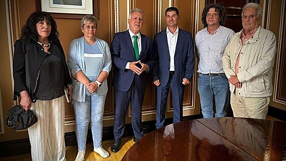 Ángel Víctor Torres promete a las familias nuevas búsquedas en la fosa común de Vegueta