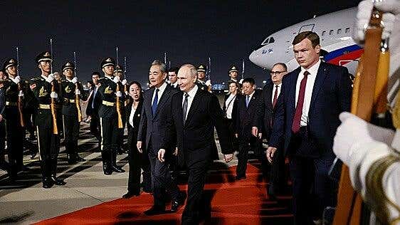 Putin aterriza en Pekín para reunirse con Xi Jinping: la crisis energética acerca aún más a Rusia y China