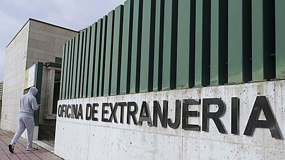 Las solicitudes para residir y trabajar en España se disparan un 32% al margen de la regularización de inmigrantes