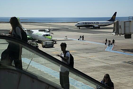 Los jóvenes canarios temen volver a quedar fuera de las ayudas estatales para viajar en verano