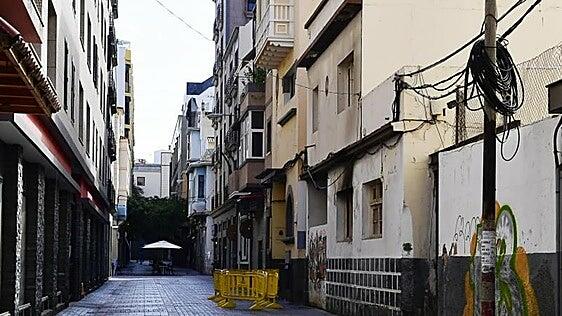 La Policía Local de Las Palmas de Gran Canaria placa a un hombre en una cornisa a ocho metros de altura