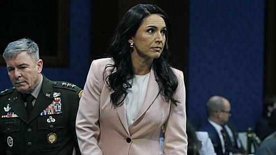 Dimite Tulsi Gabbard, la directora de Inteligencia de Estados Unidos que contradijo a Trump sobre Irán