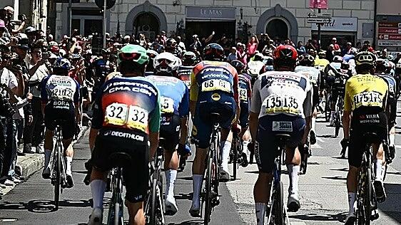 Algunos ciclistas del Giro de Italia señalan a un corredor que orinaba en los botellines