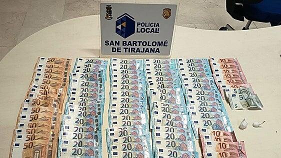 Detenido con 2.310 euros escondidos en varios fajos en el coche y cinco gramos de cocaína