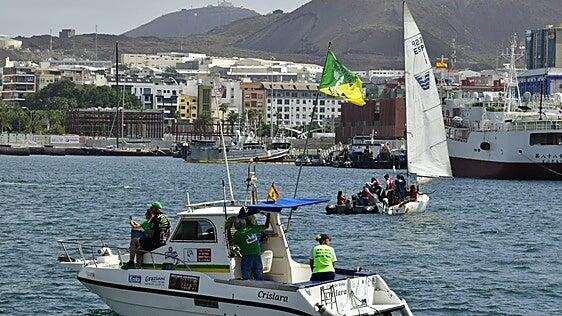 Una demostración de rescate en el mar con helicóptero y una gran parada náutica ponen el colofón a una concurrida Feria Internacional del Mar