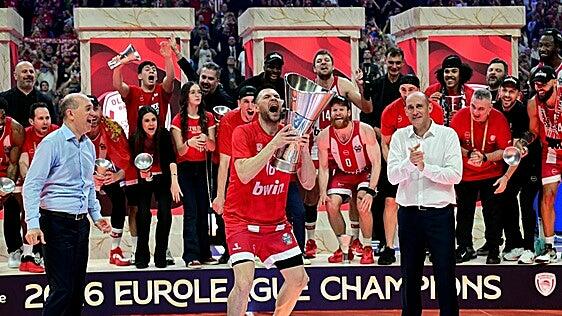El Real Madrid cae de pie en una final gigante ante Olympiacos
