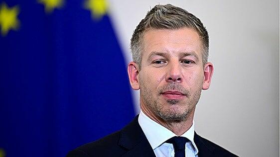 Magyar emula a Orbán y bloquea reformas que la UE exige a Hungría