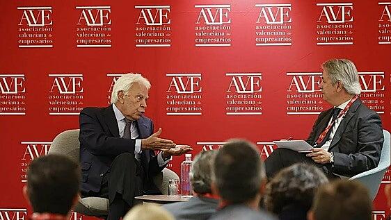 Felipe González pide «elecciones este año» tras la imputación de Zapatero