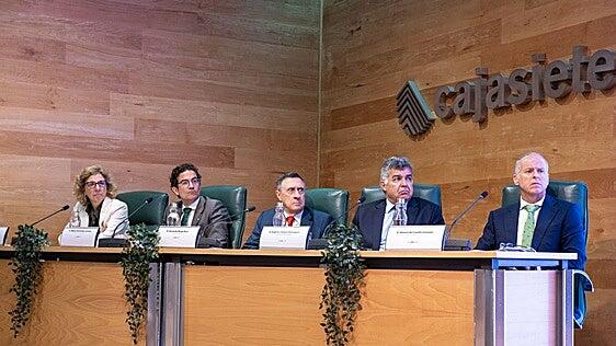 Cajasiete cierra el ejercicio reforzando su posición financiera en el archipiélago.