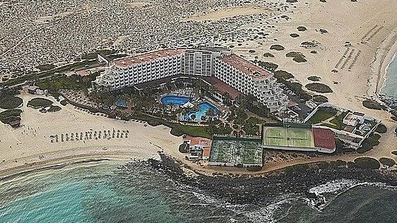 Ni reforma, ni permisos: los ecologistas piden la demolición del hotel Tres Islas, en Corralejo